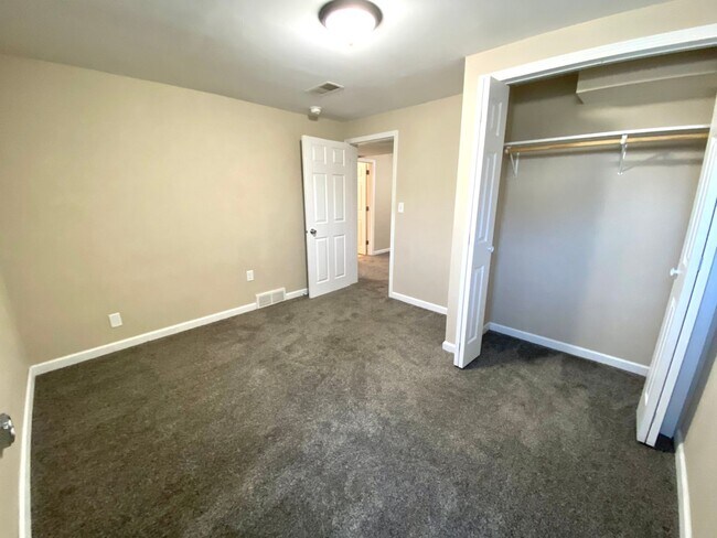 Building Photo - Gorgeous 5 Bed, 2 Bath House Near Concordia and MSUM!