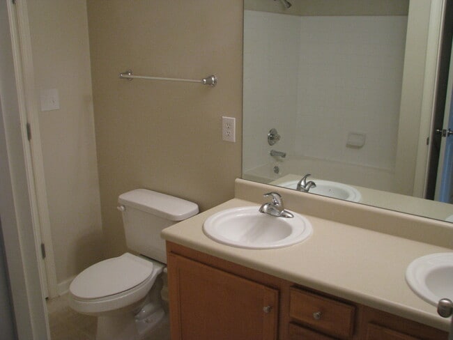 Building Photo - 260 Riverbend Dr