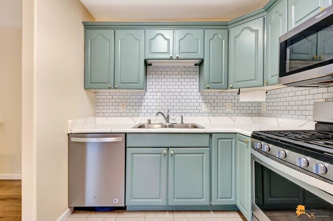 Building Photo - Modern 4-Bedroom Townhome in Desirable Sou...