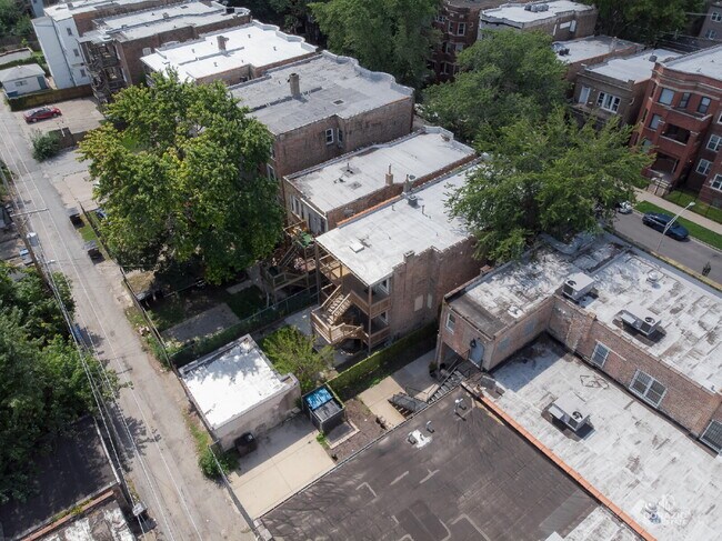 Building Photo - Modern 4BR Apartment with Hardwood Floors, Balcony & Central A/C