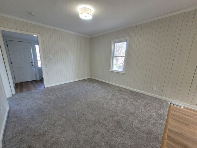 Building Photo - 2 Bedroom Rental Home with mudroom and spa...