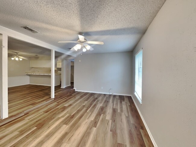 Building Photo - DARLING DUPLEX READY NOW!