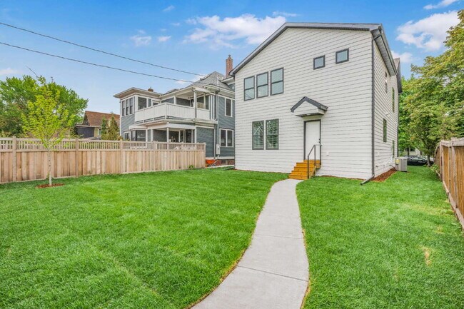 Building Photo - Stunning New Construction in the Heart of Uptown