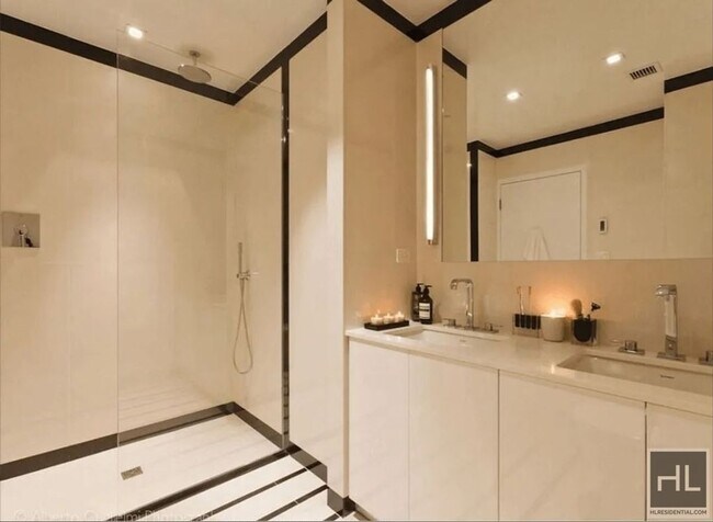 Building Photo - NO fee 3 bed 3 bath with laundry in unit -...
