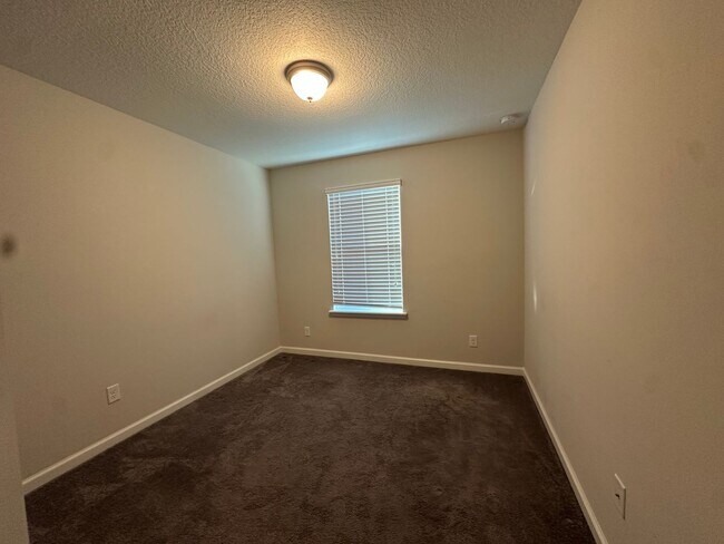 Building Photo - LIKE NEW OAKLEAF TOWNHOME!