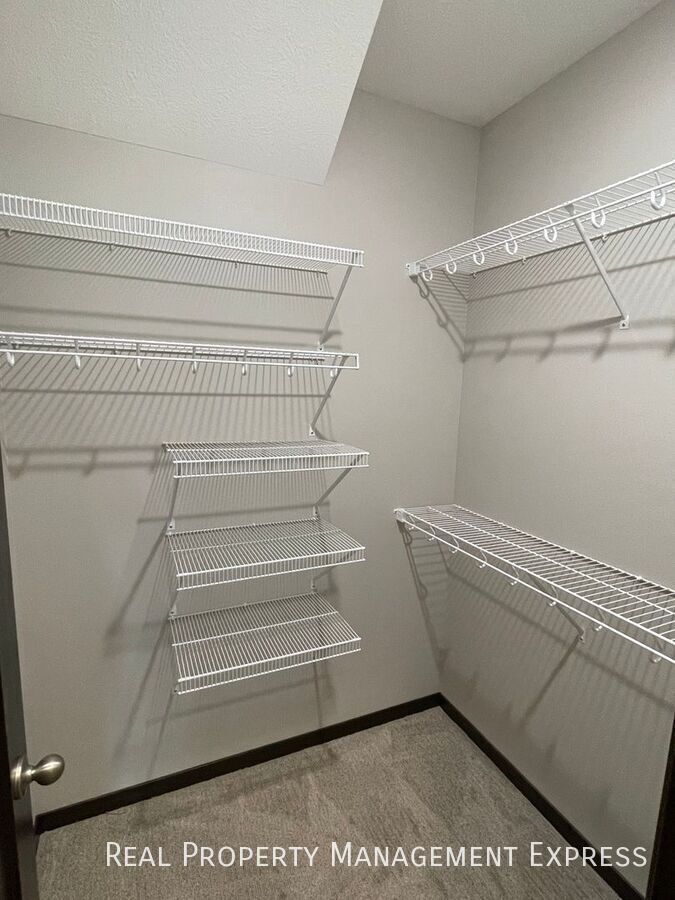 Building Photo - 3 Bed 2.5 Bath Townhome in West Sioux Falls