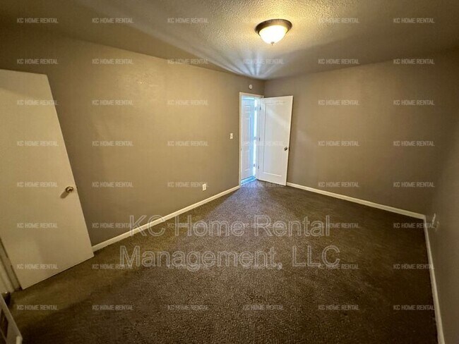 Building Photo - 4221 E 60 Terrace