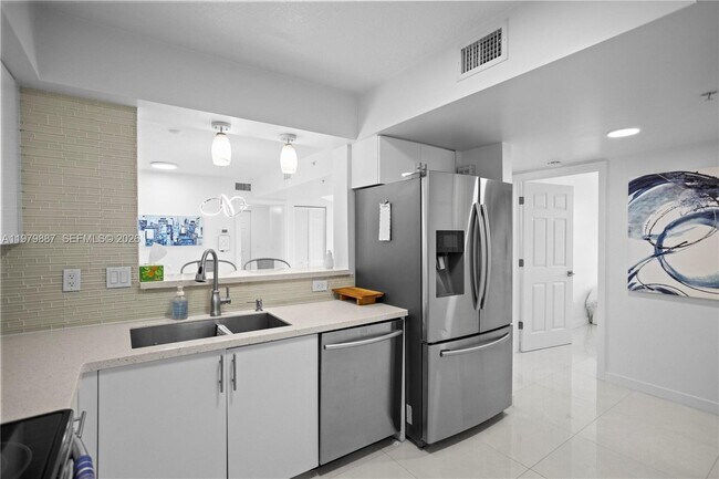 Building Photo - 529 E Sheridan St