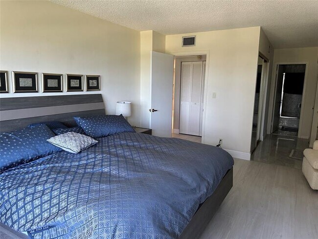Building Photo - 5100 N Ocean Blvd