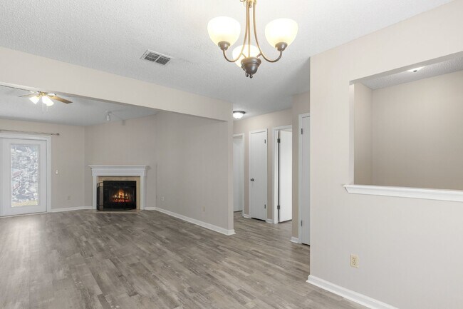 Building Photo - NEWLY RENOVATED in MANDARIN, 3-Bedroom Hom...