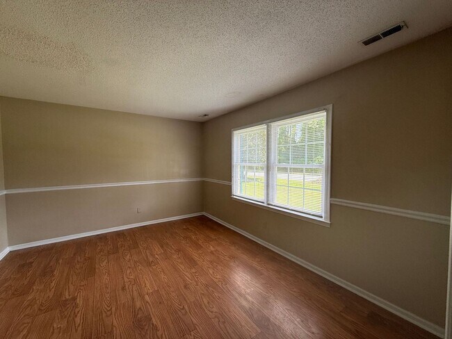 Building Photo - Nice 3 bedroom, 2 bath House