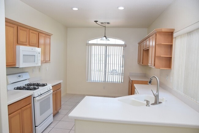 Building Photo - 1 STORY HOME IN GATED SE COMMUNITY