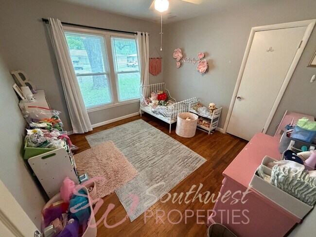 Building Photo - 3 bedroom 1 bath with large bedrooms! Easy walk to campus!