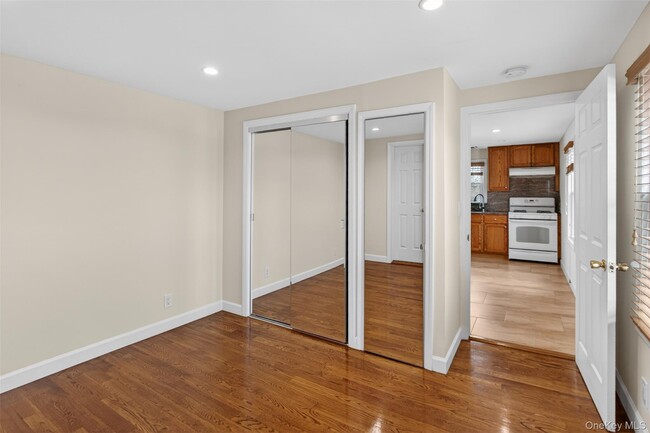 Building Photo - 256 Royal Ave