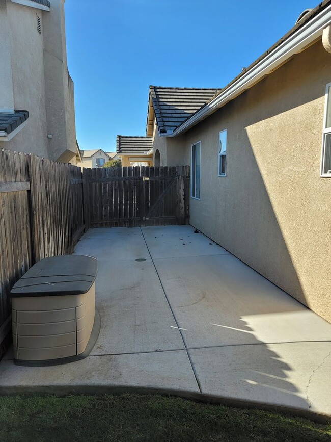 Building Photo - 3 Bedroom 2 Bath home with Den/Office loca...