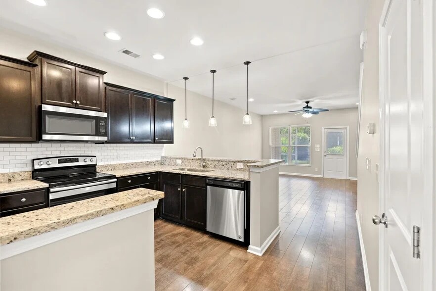 Building Photo - 261 Castle Dr