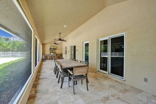 Building Photo - 2527 Lakes Dr