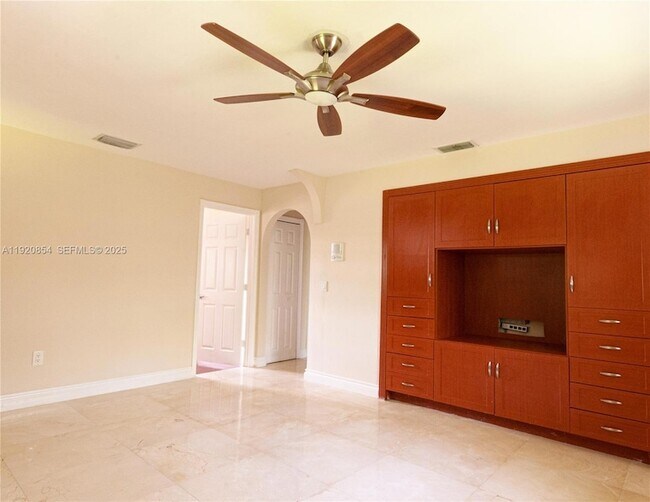 Building Photo - 6384 SW 31st St