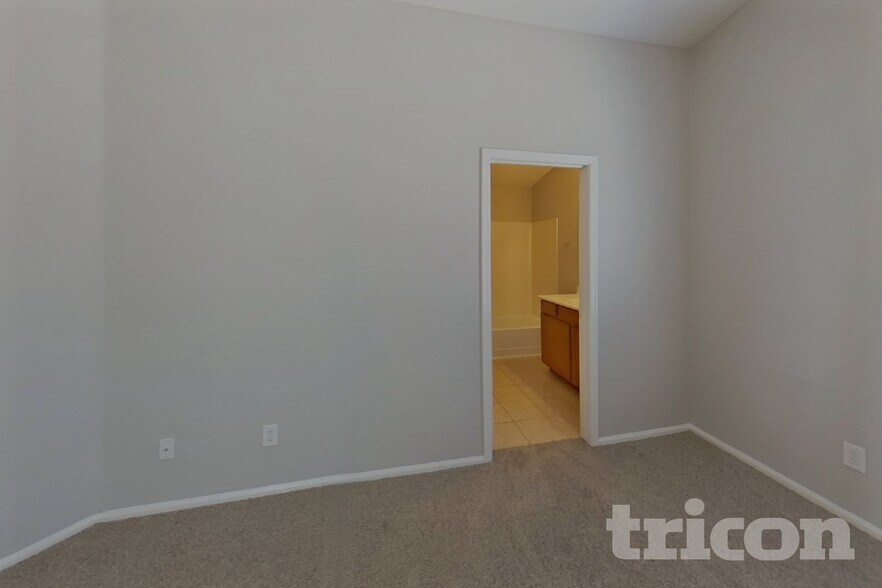 Building Photo - 39964 W Sanders Way