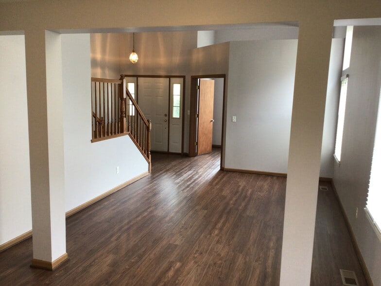 Building Photo - 13843 S Petersburg Dr