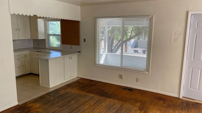 Building Photo - VIDEOTOUR: Want To Live Near Downtown Bend? Adorable Cottage Available Soon! PETS WELCOME