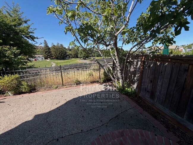 Building Photo - Updated Townhouse in Clayton Available for Lease now!