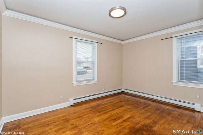 Building Photo - 680 Queen St