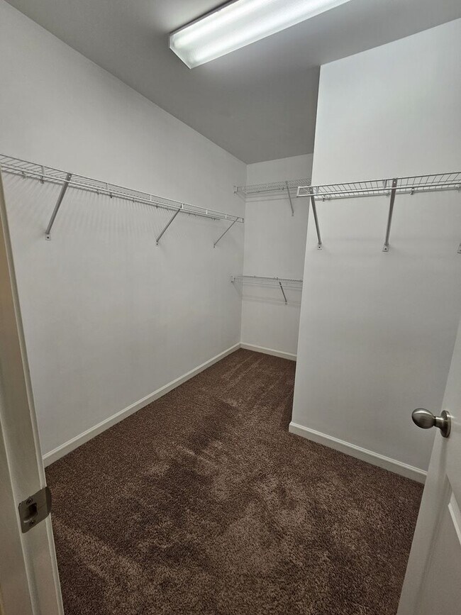 Building Photo - Great Home With Garage Parking Near Downto...