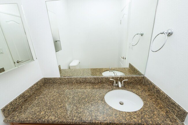 Building Photo - 2BR/1.5BA Condo! 2 parking spaces