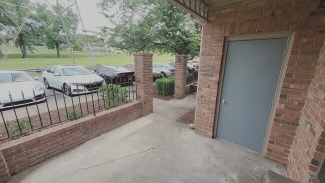 Building Photo - 301 Hickory Pl