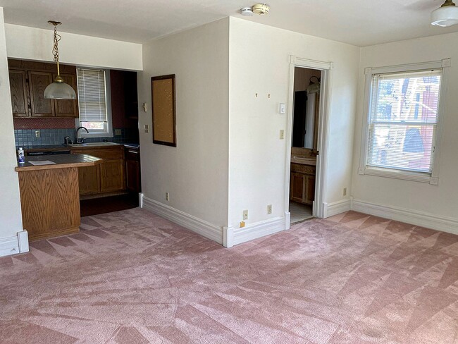 Building Photo - Second Floor Quiet Studio in Edgemont