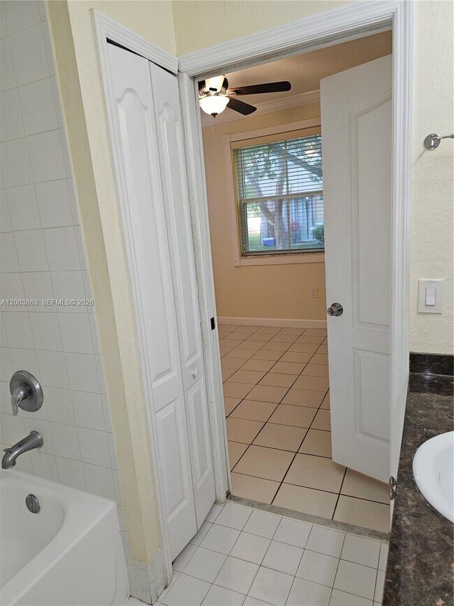 Building Photo - 1543 SE 25th St