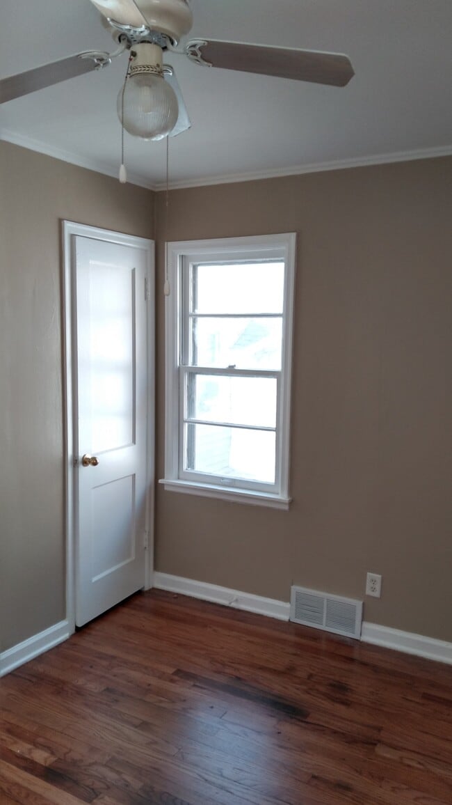 Building Photo - 1414 E 5th St