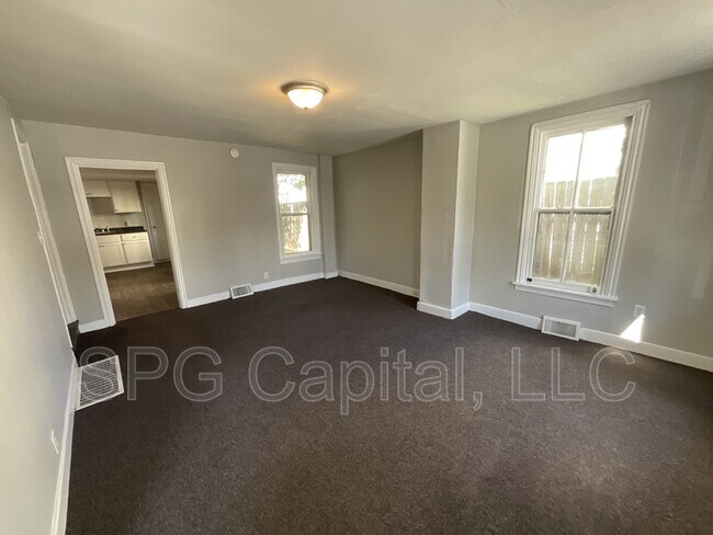 Building Photo - 437 E King St