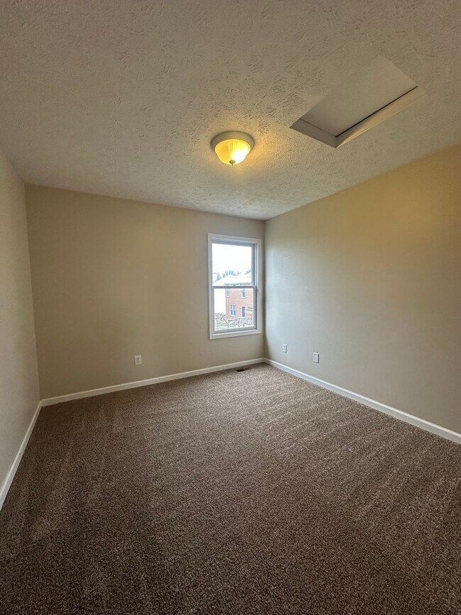 Building Photo - 4BR / 2BA Home in Middletown with Two Car Garage For Rent!