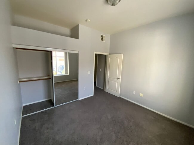 Building Photo - N.W. GATED COZY CONDO W/ COMMUNITY POOL AND SPA