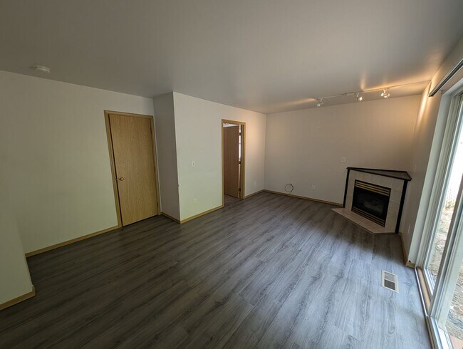 Building Photo - Tri Level, 3 Bedroom For Rent in Port Orchard - Available June 25th!
