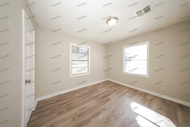 Building Photo - 1517 Oelke Dr