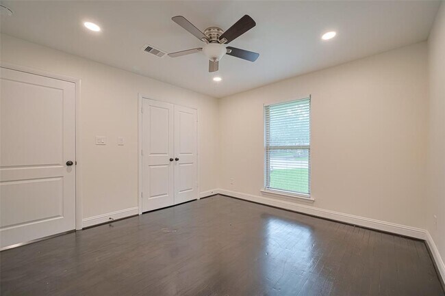 Building Photo - 2402 Chimney Rock Rd
