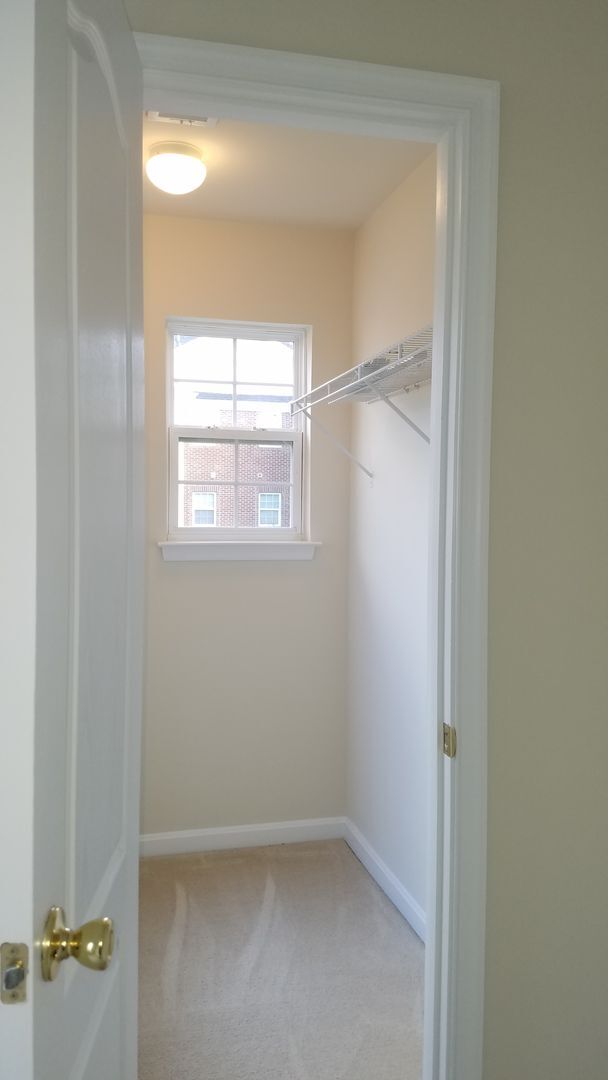 Building Photo - 3 Level *END UNIT* townhouse in Frederick ...