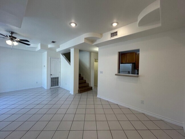 Building Photo - 1000 Ranchway Dr