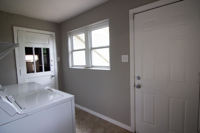 Building Photo - Pre-Leasing - 2 bed 1 bath Close to Tech!