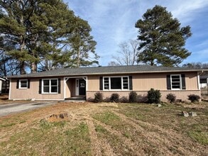 Building Photo - 4 Bedroom 2 Bath house