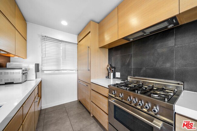 Building Photo - 1145 Larrabee St