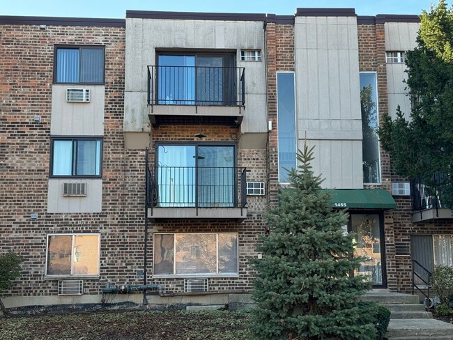 Primary Photo - 1BR/1BA condo for rent in Palatine's sough...