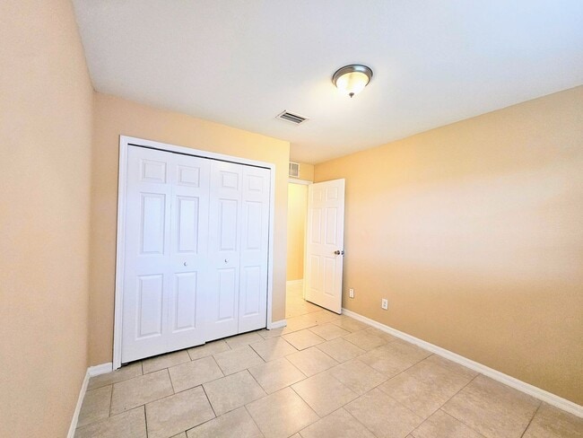 Building Photo - Move-in Ready 3 BR & 2 BA