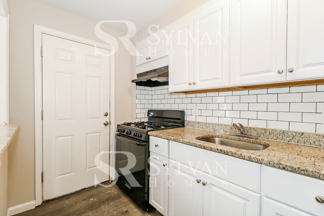 Building Photo - Enjoy low-maintenance living in this 2 bedroom, 1.5 bathroom townhome