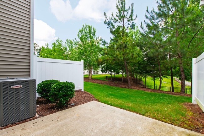 Building Photo - Beautifully Kept 2-Bedroom Townhome in Dur...