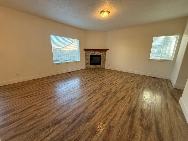 Building Photo - 4 Bed/2.5 Bath Single Family Home in SE Bend