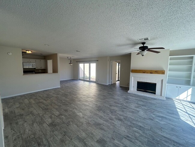 Building Photo - Spacious HOA Living